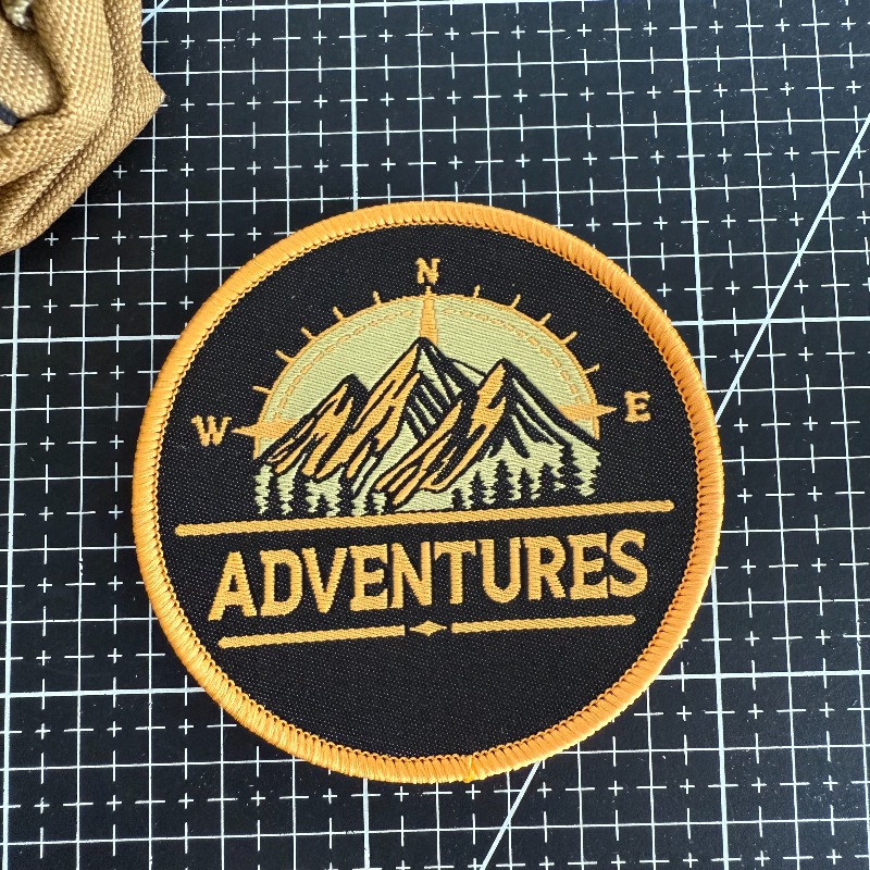 Outdoor Adventure With No Backpack - Parche Bordado con Brújula de Montaña,